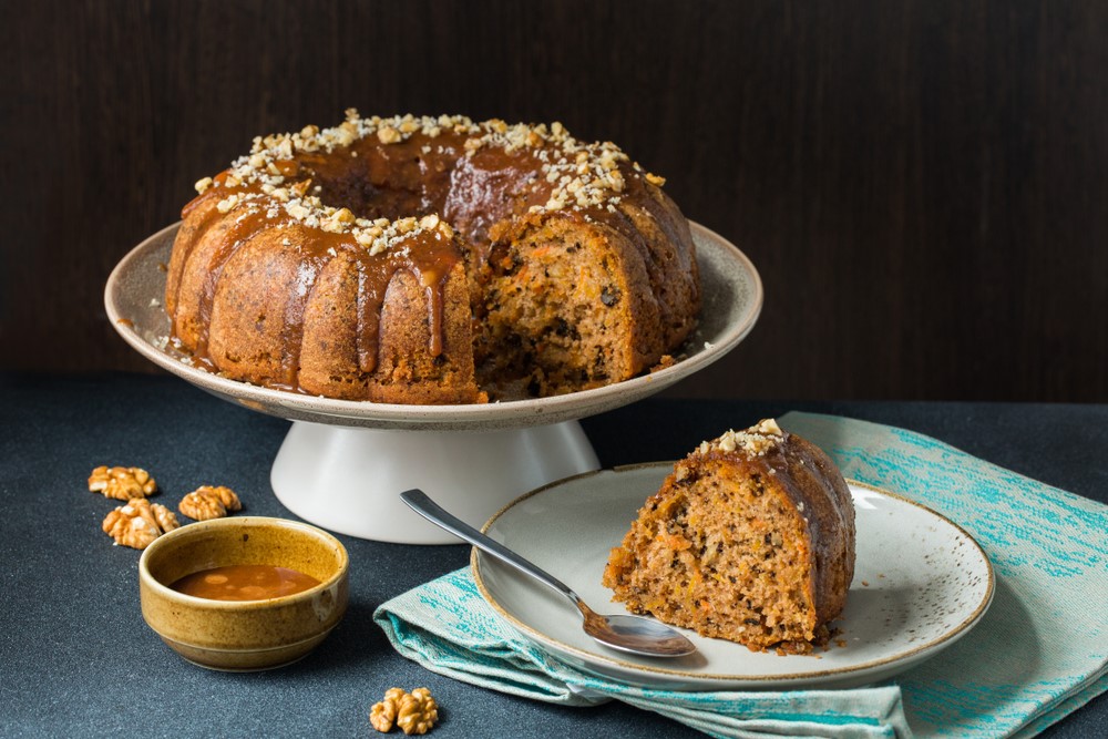 Dýňovo-mrkvová bábovka s vlašskými ořechy a karamelovou omáčkou