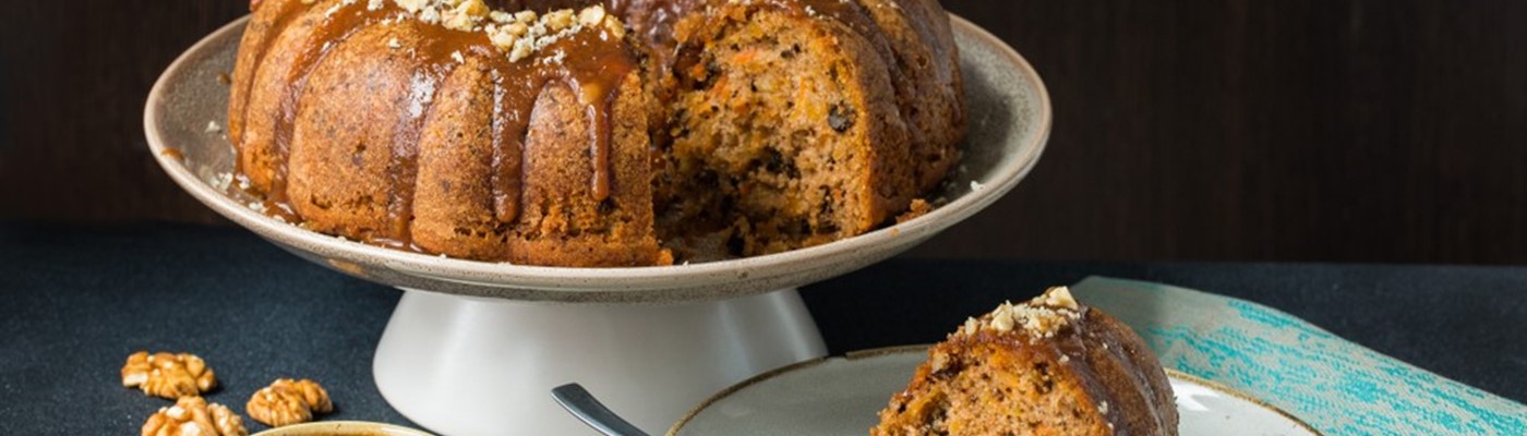 Dýňovo-mrkvová bábovka s vlašskými ořechy a karamelovou omáčkou