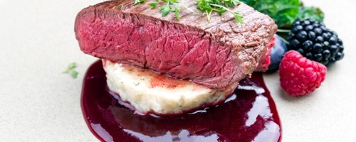   Tenderloin s malinovým přelivem a bramborovou kaší