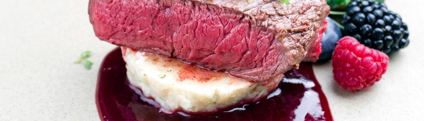 Tenderloin s malinovým přelivem a bramborovou kaší