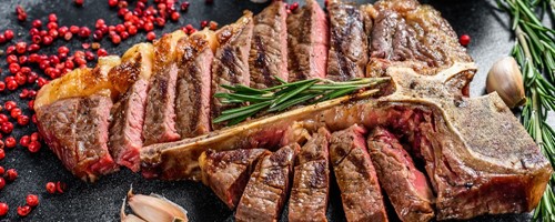 T-bone steak na rozmarýnu
