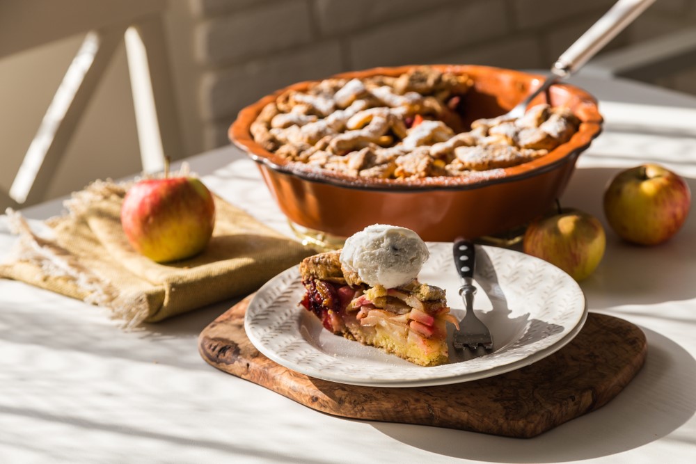 Jablečný koláč se švestkami 