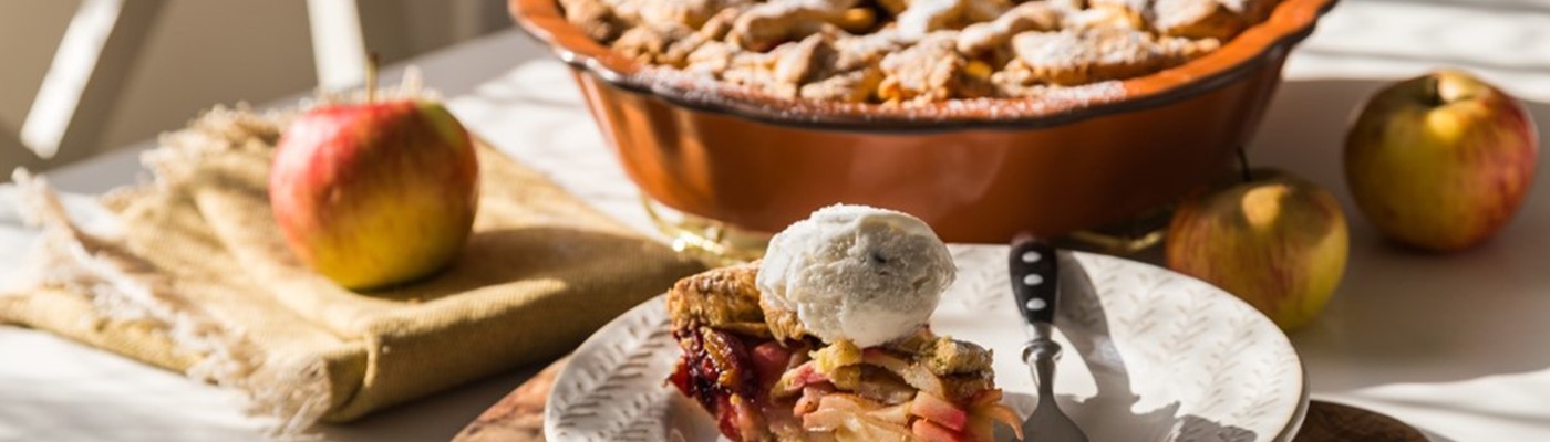 Jablečný koláč se švestkami