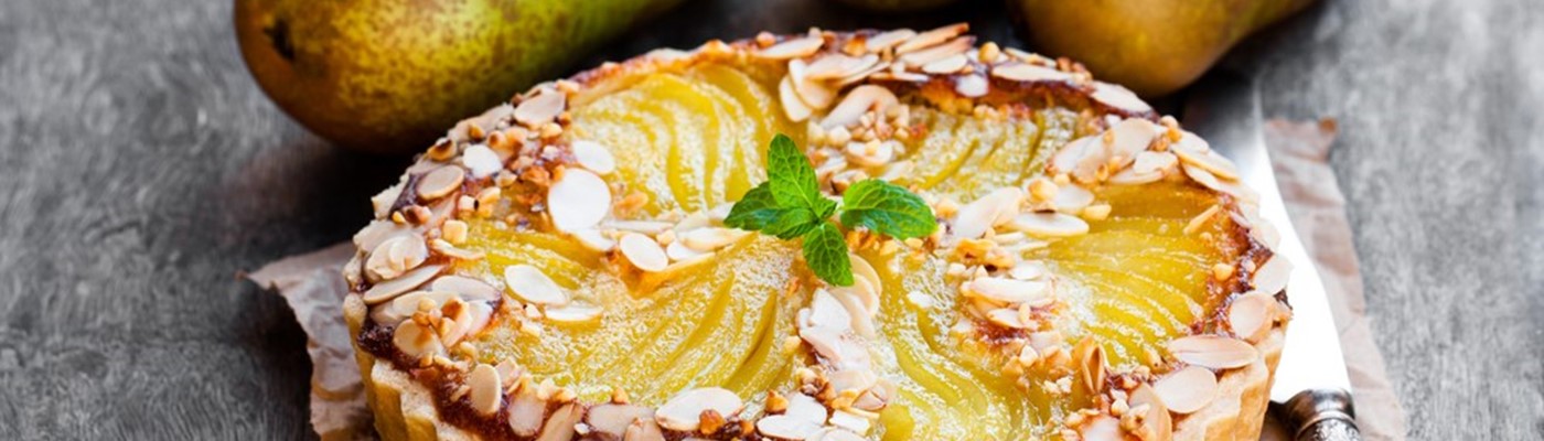 Koláč s pošírovanými hruškami, tvarohem a mandlovými lupínky