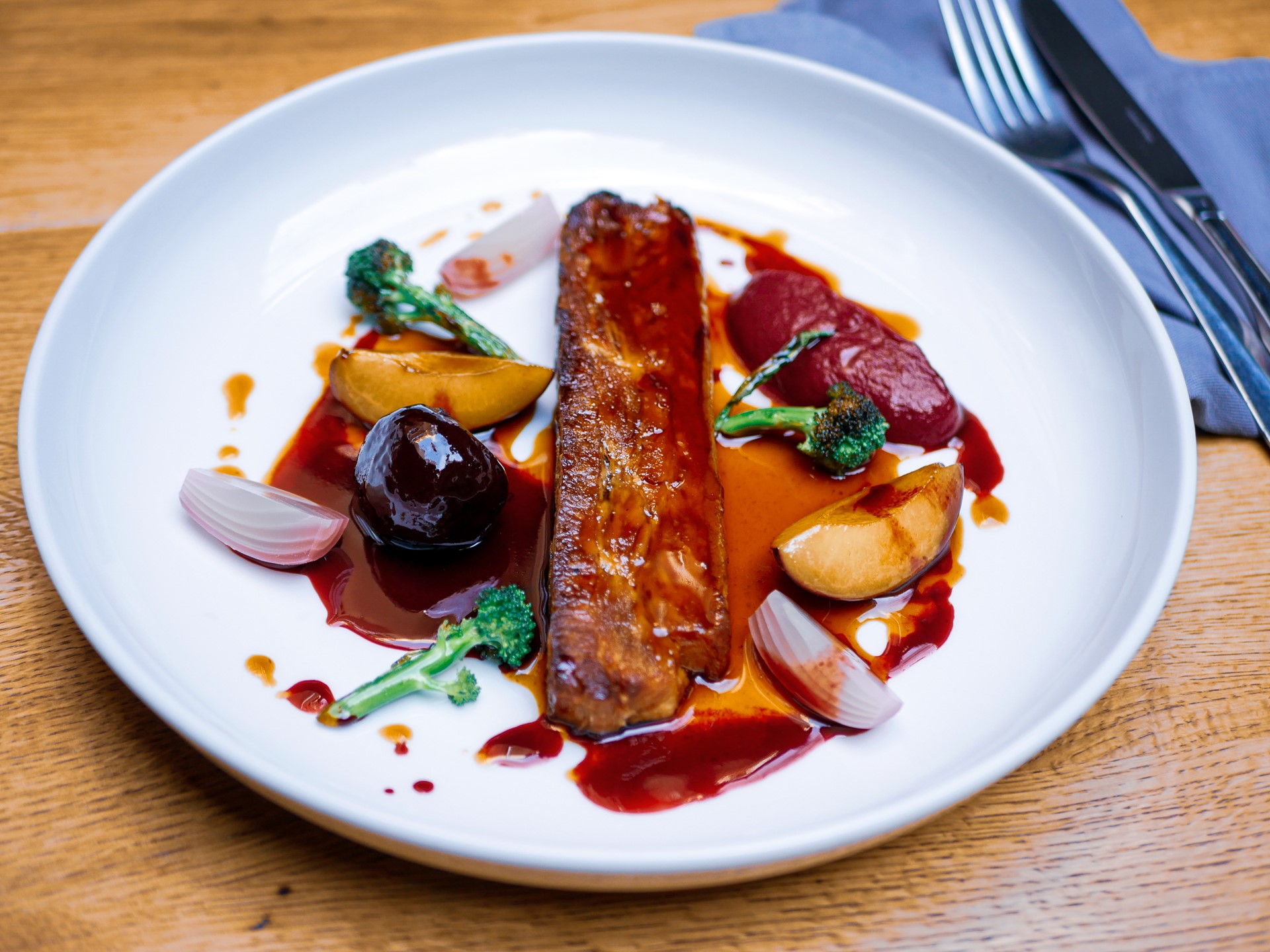 Kompresovaný vepřový bok na víně s řepou a švestkami