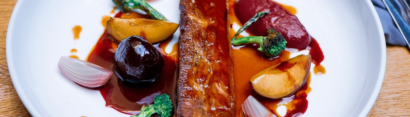 Kompresovaný vepřový bok na víně s řepou a švestkami